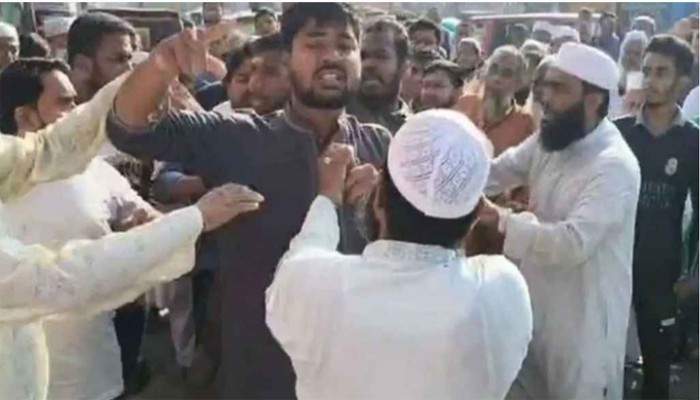 জামায়াত প্রার্থীর মাইক ছিনিয়ে নিলো নিজ দলীয় নেতাকর্মীরা জামায়াত প্রার্থীর মাইক ছিনিয়ে নিলো নিজ দলীয় নেতাকর্মীরা