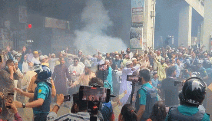 সচিবালয় অভিমুখে ইবতেদায়ি শিক্ষকদের মিছিল ছত্রভঙ্গ করে দিলো পুলিশ সচিবালয় অভিমুখে ইবতেদায়ি শিক্ষকদের মিছিল ছত্রভঙ্গ করে দিলো পুলিশ