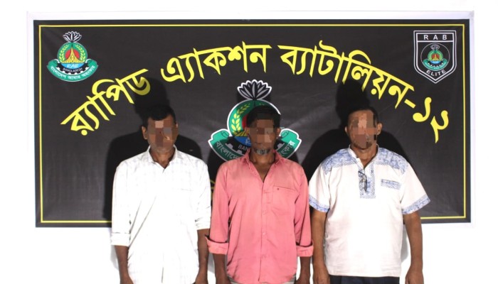 সলংগায় কষ্টি পাথরের শিবলিঙ্গসহ তিন পাচারকারী গ্রেফতার সলংগায় কষ্টি পাথরের শিবলিঙ্গসহ তিন পাচারকারী গ্রেফতার