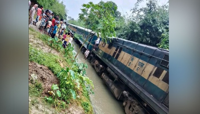 রেললাইনে হাঁটু পানি, ২ ঘণ্টা বিলম্বে ছেড়েছে বনলতা এক্সপ্রেস রেললাইনে হাঁটু পানি, ২ ঘণ্টা বিলম্বে ছেড়েছে বনলতা এক্সপ্রেস