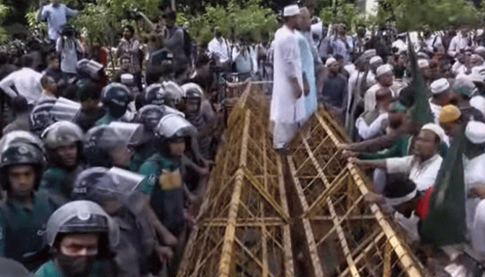 পুলিশি বাধার মুখে ইবতেদায়ি শিক্ষকদের লংমার্চ