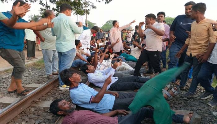 নাটোর -১ আসনে বিএনপির প্রার্থী পরিবর্তনের দাবিতে রেলপথ অবরোধ