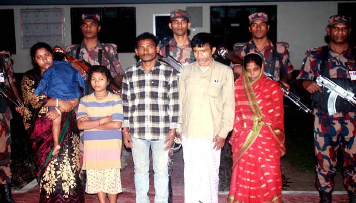 কাজের প্রলোভনে ভারতে পাচারকালে ভারতীয় নাগরিক-সহ ৬জন নারী ও শিশু আটক