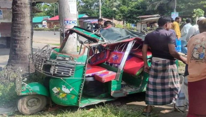 নোয়াখালীতে সিএনজি নিয়ন্ত্রণ হারিয়ে আইল্যান্ডে ধাক্কা, শিশু নিহত