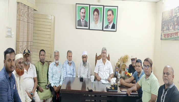 পবা প্রেসক্লাবের সাংবাদিকদের সাথে মতবিনিময় করেন বিএনপি নেতা মিলন