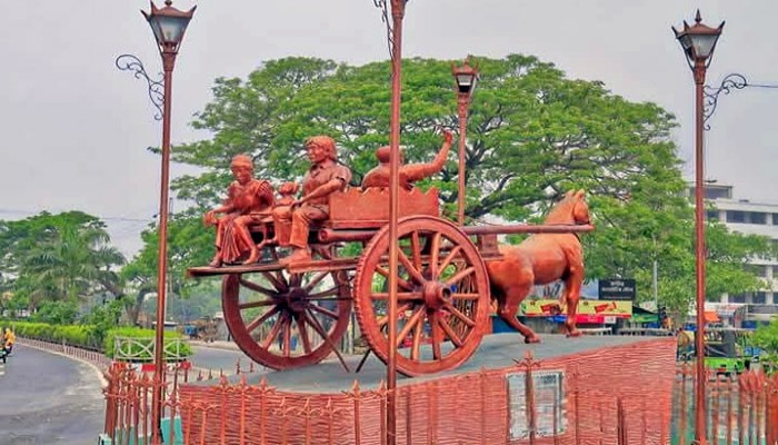 রাজশাহীর ঐতিহ্যবাহী ঘোড়া চত্বরের ভাস্কর্য এখন শুধুই স্মৃতি