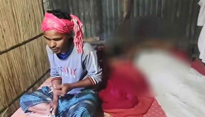 বাবাকে হত্যার পর মরদেহের পাশে সিগারেট হাতে বসে ছেলে