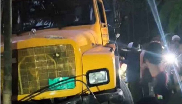 সড়কের ইউটার্নে দুই অটোরিকশার ওপর উল্টে পড়ল ট্রাক, নিহত ৩