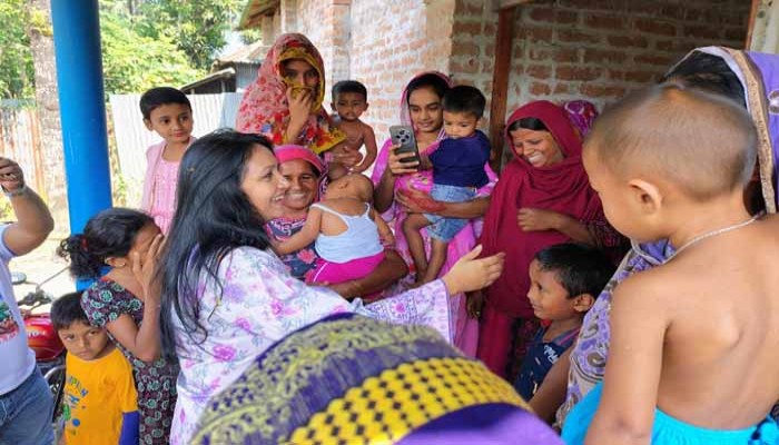 ​লালপুরে পুতুলের গণসংযোগ