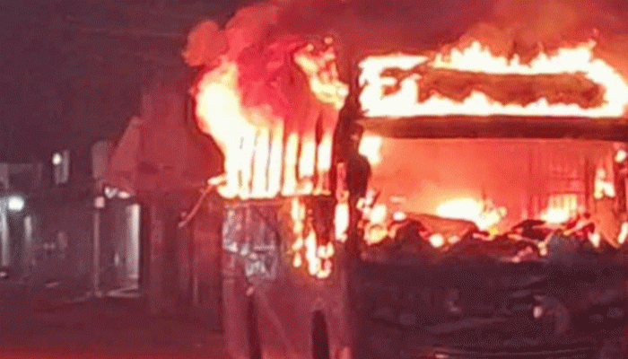 কিশোরগঞ্জে বাসস্ট্যান্ডে দাঁড়িয়ে থাকাবাসে আগুন দিয়েছে দুর্বৃত্তরা