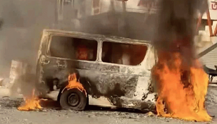 রাজধানীর উত্তরায় মাইক্রোবাসে আগুন