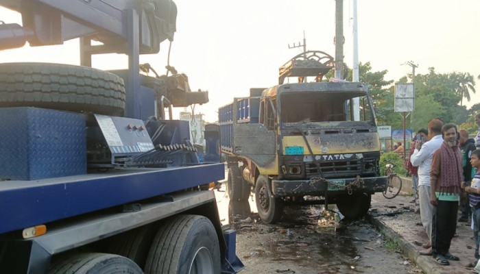 ট্রাকের চাপায় কলেজছাত্র নিহত: রাজশাহীর চৌদ্দপাইয়ে বিক্ষুব্ধ জনতার ট্রাকে আগুন