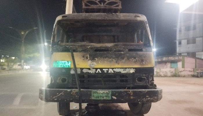 মতিহারে ট্রাকচাপায় রাজশাহী কলেজছাত্রের মৃত্যু, বিক্ষুব্ধ জনতা ট্রাকে আগুন