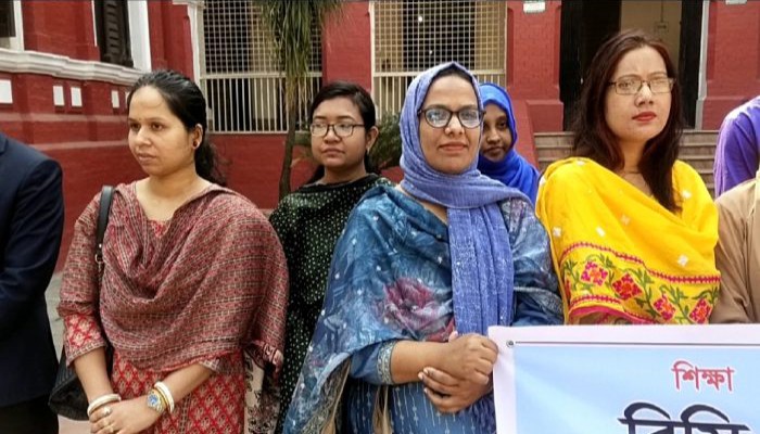 পদোন্নতির দাবিতে রাজশাহী কলেজে শিক্ষকদের মানববন্ধন ও ক্লাস বর্জন
