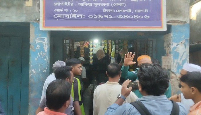 রাজশাহীতে ওএমএস’এর চাউল জণতার হাতে আটক; ব্যবস্থা নেয়ার কথা বললেন ডিসি ফুড