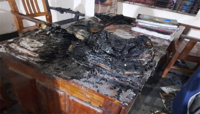রাতে গ্রামীণ ব্যাংক শাখায় দুর্বৃত্তদের আগুন
