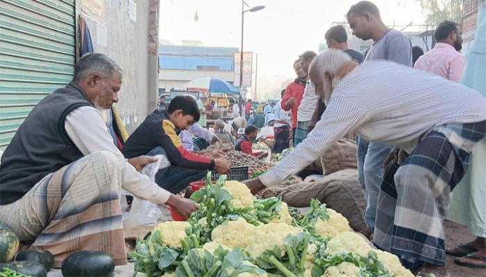সিংড়ার হাট বাজারে চড়া দামেই কিনতে হচ্ছে  শীতকালীন সবজি