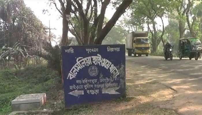 ধানবোঝাই ট্রাক খাদে পড়ে প্রাণ গেল হেলপারের