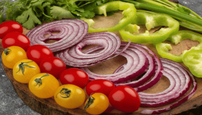 সব্জি কাটার কাঠের বোর্ডটি পরিষ্কার করার সময় ৫ জিনিস ভুলেও ব্যবহার করবেন না