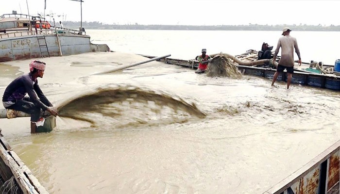 লালপুরের দিয়ার বাহাদুরপুর ও ঈশ্বরর্দীর সাড়াঘাটে অবৈধ বালু উত্তোলনের অভিযোগ