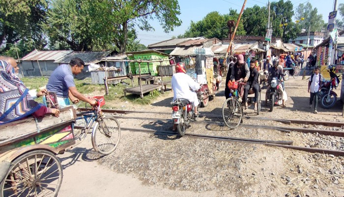 রাণীনগরে রেলের উঁচু-নিচু রাস্তায় ঘটছে দুর্ঘটনা