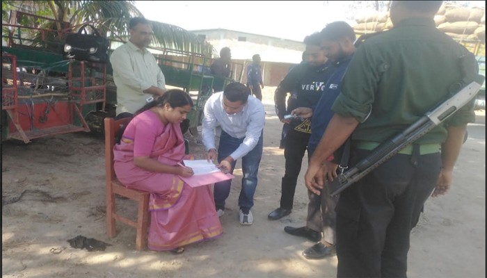 সাপাহারে মোটরসাইকেল দূর্ঘটনা এড়াতে ভ্রাম্যমান আদালতের অভিযান