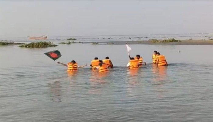লংমার্চে বাধা দেওয়ায় সাঁতরে পদ্মা পার হতে গিয়ে আহত ২
