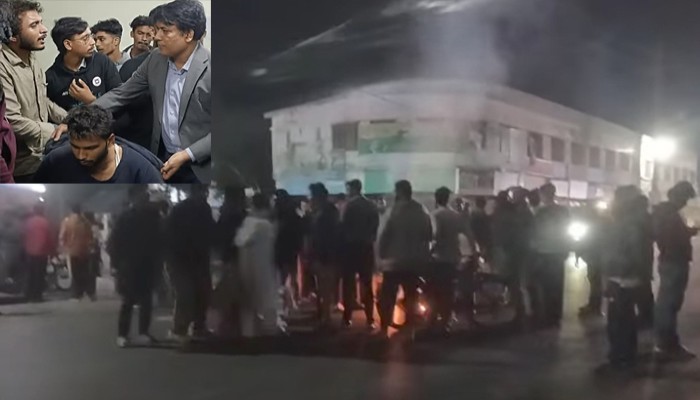 হেলমেট পরিহিত দুর্বৃত্তদের হামলার প্রতিবাদে কাজলা গেটে রাবি শিক্ষার্থীদের বিক্ষোভ