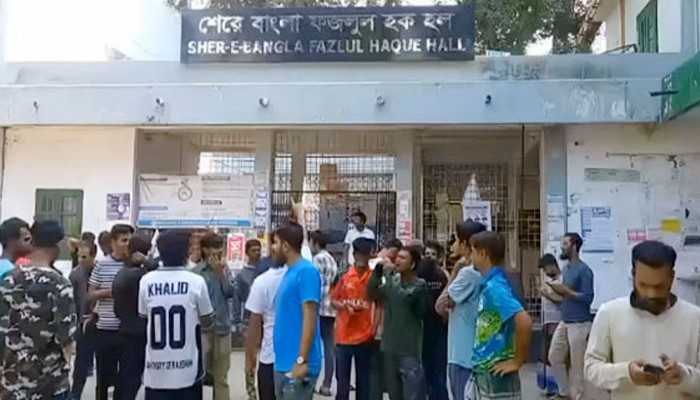 ভূমিকম্পে রাবির শেরে বাংলা হল হেলে পড়ার অভিযোগ, শিক্ষার্থীদের বিক্ষোভ ও নিরাপত্তার দাবি