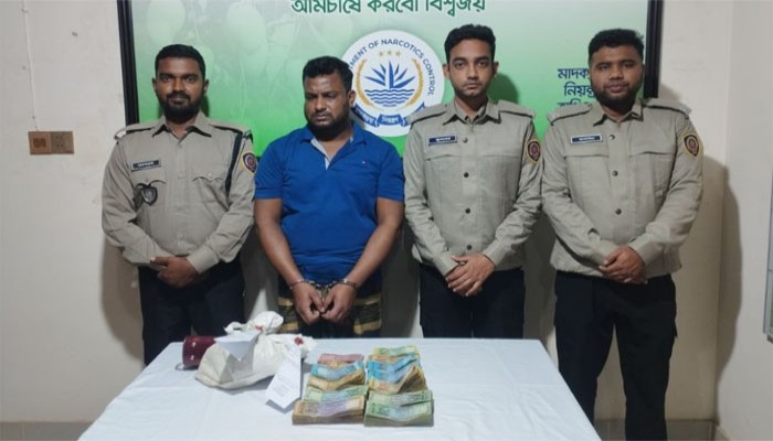 চাঁপাইনবাবগঞ্জে হেরোইন , ইয়াবা ও নগদ অর্থসহ মাদক ব্যবসায়ী গ্রেপ্তার