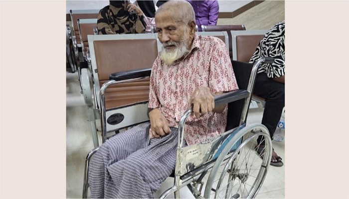 ‘আব্বাকে হুইলচেয়ারে রেখেই ওয়ার্ডবয় জীবন বাঁচাতে দৌড়’