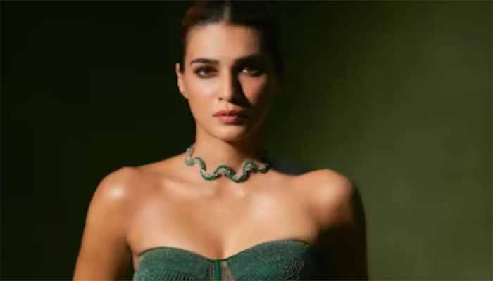 অপূর্ণ কলেজ-স্বপ্ন পূরণ ‘তেরে ইশ্‌ক মেঁ’ ছবিতে কৃতি স্যানন