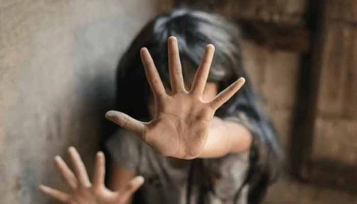 মুন্সিগঞ্জে তৃতীয় শ্রেণির ছাত্রীকে ধর্ষণের চেষ্টা: শিক্ষককে পিটিয়ে পুলিশে হস্তান্তর