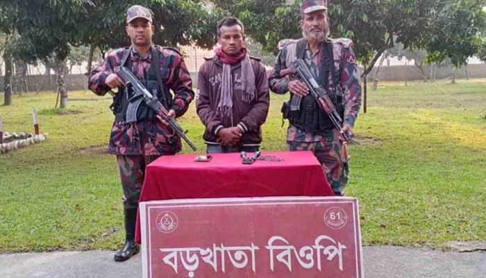 হাতীবান্ধা সীমান্তে তারকাঁটার বেড়া কাটার সময় চোরাকারবারী আটক
