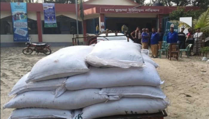 তানোরে পাচারকালে ৬০ বস্তা সার জব্দ