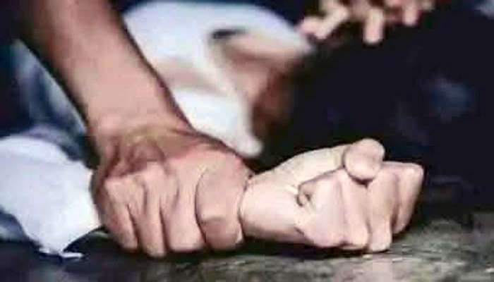 ১৩ বছরের মেয়েকে ধর্ষণের অভিযোগ: গণধোলাই দিয়ে বাবাকে পুলিশে সোপর্দ