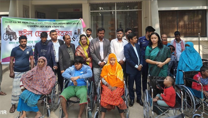সিংড়ায় প্রতিবন্ধীদের মাঝে হুইল চেয়ার বিতরণ