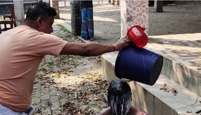 খুলনায় ১৪ বছরের দাম্পত্য জীবনের দুধ দিয়ে গোসল করে ইতি টানলেন