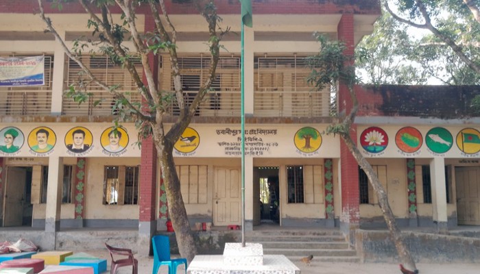 প্রাকৃতিক চাপ এলেই ছুটি দেওয়া হয় শিক্ষার্থীদের ৫বছরেও শেষ হয়নি নির্মাণ কাজ