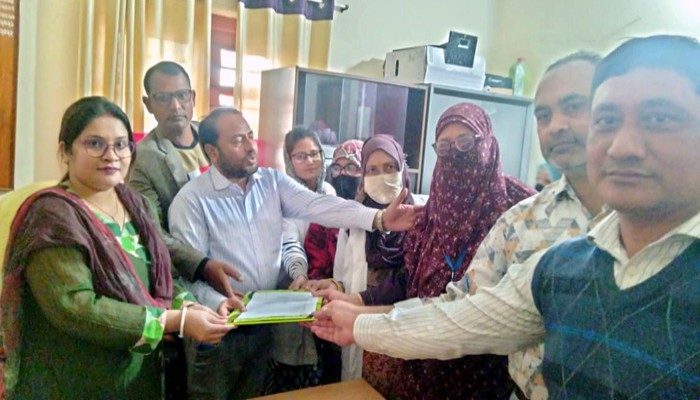 নওগাঁর পত্নীতলায় নিয়োগ বিধির দাবিতে  স্বারক লিপি প্রদান