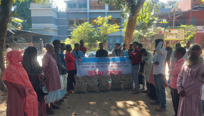 সীমান্ত নিরাপত্তায় নতুন উদ্যোগ: রাণীশংকৈলে ৪০০ কৃষকের মাঝে গমের বীজ ও সার বিতরণ