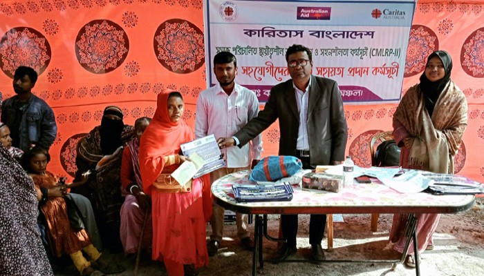 পত্নীতলায় উপকারভোগীদের মাঝে কারিতাসের আর্থিক সহায়তা প্রদান