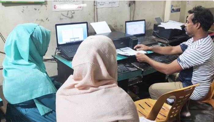 ষষ্ঠ শ্রেণিতে অনলাইনে ভর্তির আবেদন, বয়স জটিলতায় শত শত শিক্ষার্থী