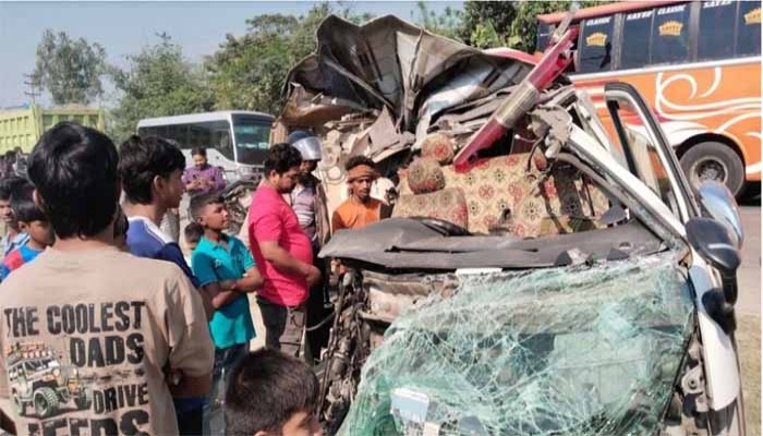 বাস-অ্যাম্বুলেন্স সংঘর্ষে চালক নিহত, আহত ৫