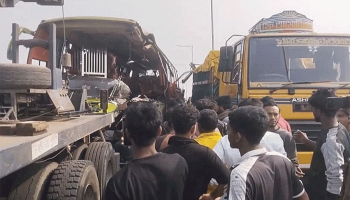 শিবচরে বাস-ট্রাক সংঘর্ষে ৩ জনের মৃত্যু