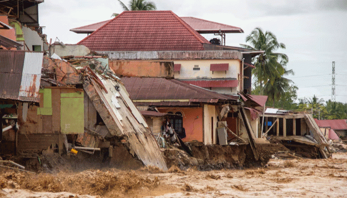 ইন্দোনেশিয়ায় বন্যায় মৃতের সংখ্যা বেড়ে ৬৩১