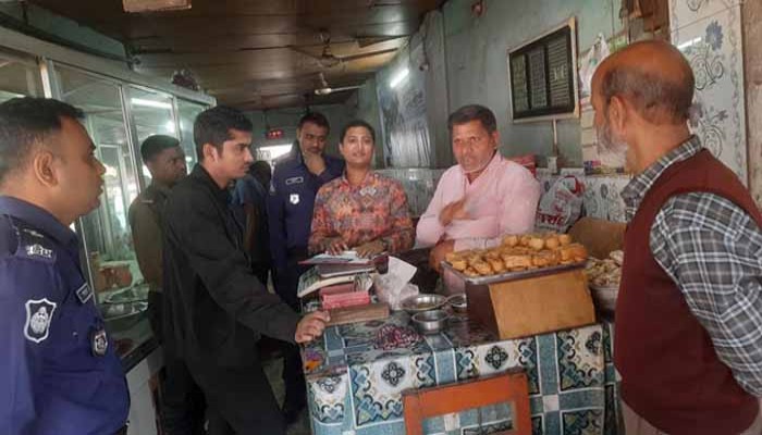 পুঠিয়ায় অস্বাস্থ্যকর খাবারের হোটেল ও মেয়াদোত্তীর্ণ ওষুধ বিক্রির দায়ে জরিমানা