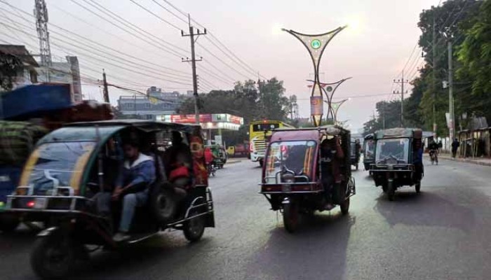 অপ্রশিক্ষিত অটোরিকশা চালক ও উঠতি বয়সী বাইকারদের বেপরোয়া চলাচলে; বাড়ছে দুর্ঘটনা