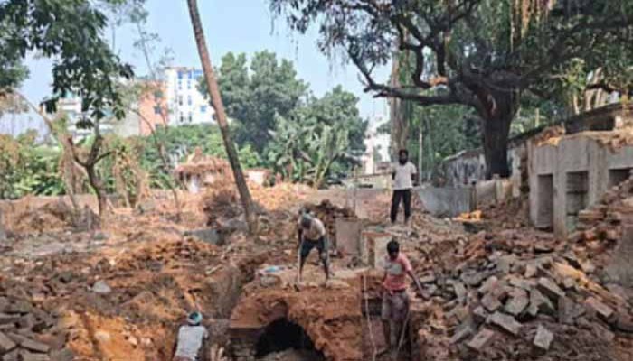রাজশাহীতে রাজপরিবার বাড়ি ভাঙার সময় মিলল রহস্যময় সুড়ঙ্গ, স্থানীয় ইতিহাসবিদদের ক্ষোভ, তদন্তের দাবি