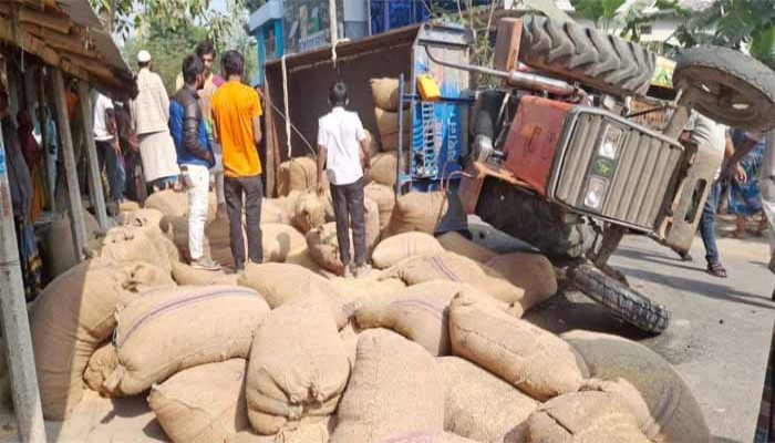রাণীনগরে ধান বোঝাই ট্রাক্টর উল্টে একই পবিবারের শিশুসহ আহত-৪
